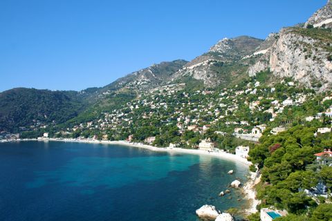 Traumhafte Küstenblicke auf das Meer und die Bergdörfer an der Côte d'Azur