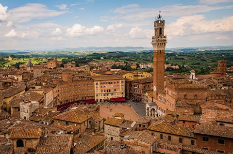 Der Hauptplatz mit Turm von Siena. 