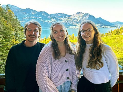 Riana und ihre Familienmitglieder vor Bergkulisse in der Zentralschweiz