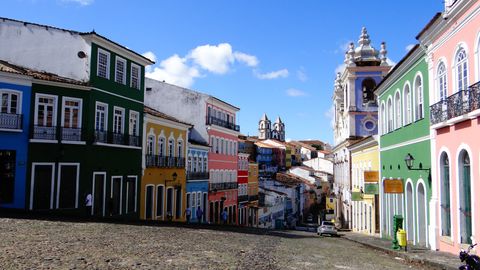 wunderschön bemahlte Häuser rechts und links in der Stadt El Salvador