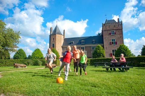Kinder spielen Fußball am Spielplatz in Heemskerk