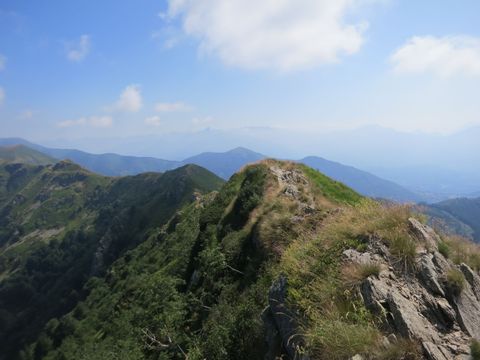 Sicht auf den Grat Grandiccioli mit umliegenden Bergen