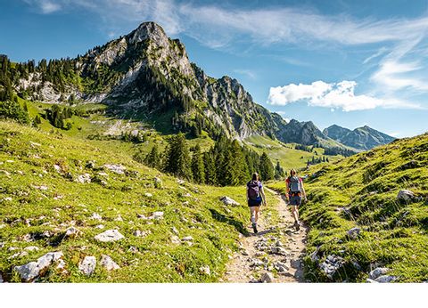 Zwei Wanderer sind im Naturpark Gantrisch auf dem Weg zum Schwarzsee. 