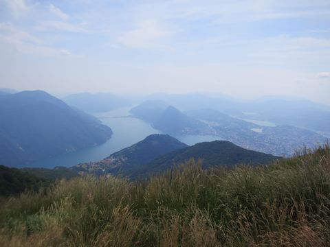 Aussicht vom Monte San Giorgio auf den Luganersee und Lugano.