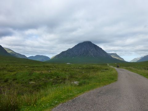 Weit vorne sind 2 Wanderer, die auf dem West Highland Way unterwegs sind.
