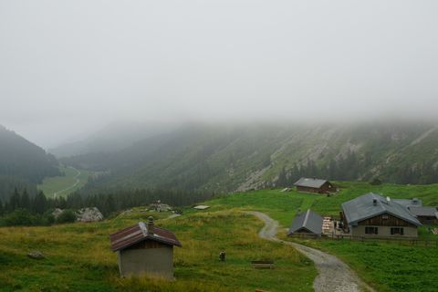 Vernebeltes Naturpanorama. Mont Blanc West. Wanderferien mit Eurotrek.