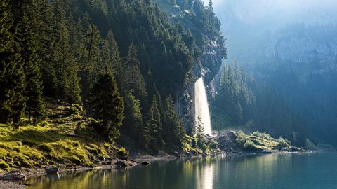 Tosender Wasserfall am Ufer des Oeschinensees. Via Alpina. Wanderferien mit Eurotrek.