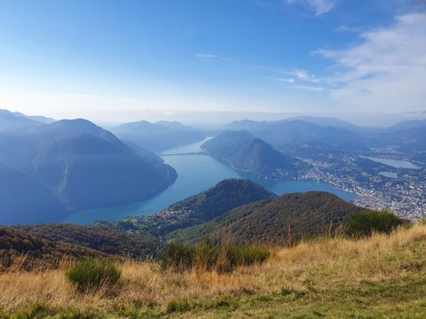 Ausblick auf den Lago di Lugano mit Bergen um den See herum.