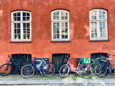Fahrräder vor einer roten Wand in Kopenhagen
