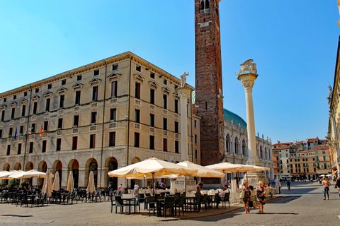 Café neben dem Torre Bissara in Vicenza