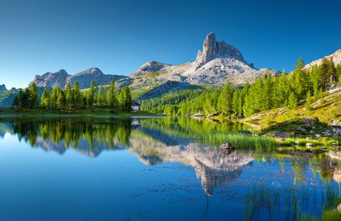 Wunderschöne Landschaft in der sich der Berg im klaren See spiegelt.