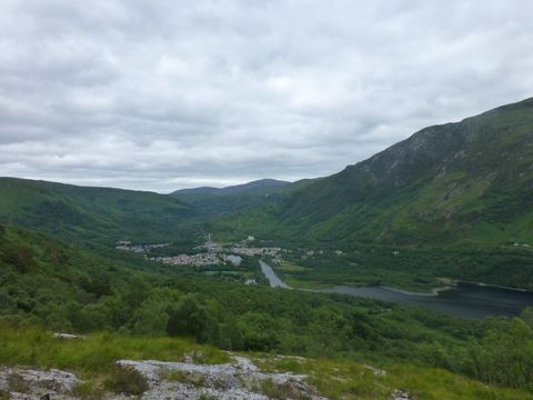 Sicht auf viel Natur und eine Ortschaft. West-Highland-Way. Wanderferien mit Eurotrek.