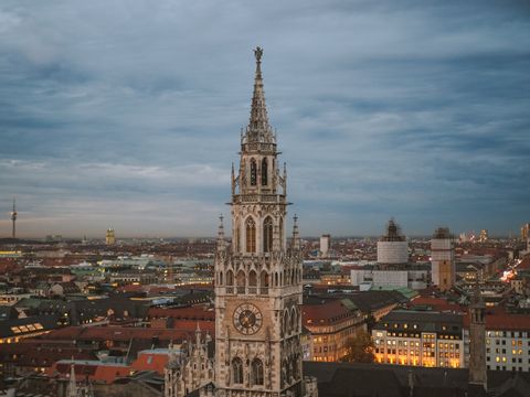 Ausblick auf den Kirchturm von München mit der Stadt im Hintergrund. 