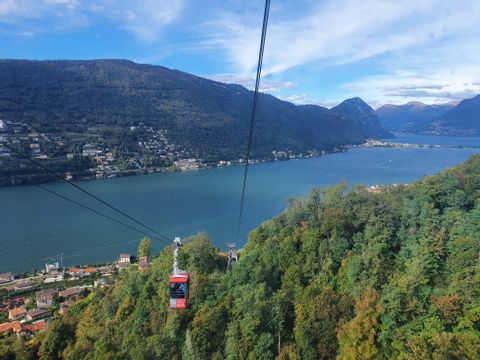 Blick auf den Luganersee. Sentiero Lago di Lugano. Wanderferien mit Eurotrek.
