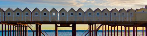 Eine Reihe von Strandhäuser, die erhöht über dem Meer stehen in Helsingborg.