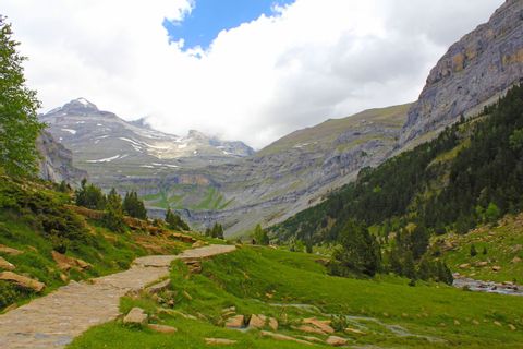 Bergpanorama am Wanderweg durch die Pyrenäen