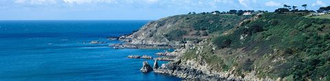 Schroffe Felsen prägen die Küste von Guernsey im Ärmelkanal in Frankreich.