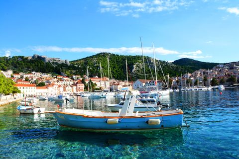 Türkisblaue kroatische Bucht mit Booten