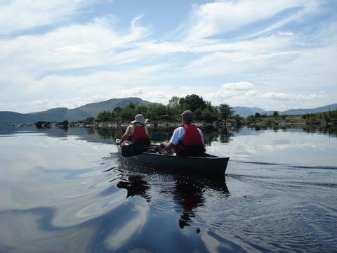 Zwei Kanufahrer fahren in Schweden auf einem See.