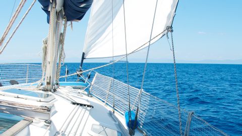 segeln elba blick von der yacht über den horizont