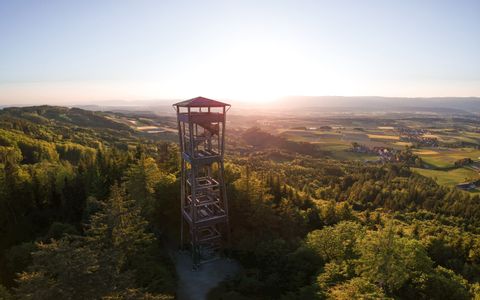 Vue sur la tour du Chutzenturm au crépuscule