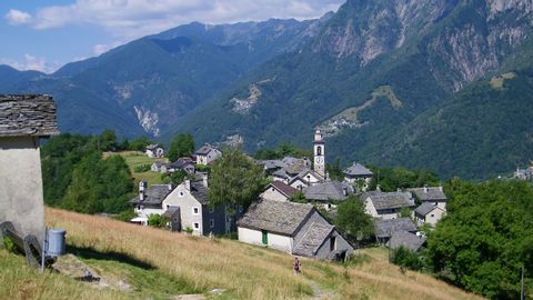 Das kleine Bergorf Rasa im Kanton Tessin liegt weit abseits in den Bergen.