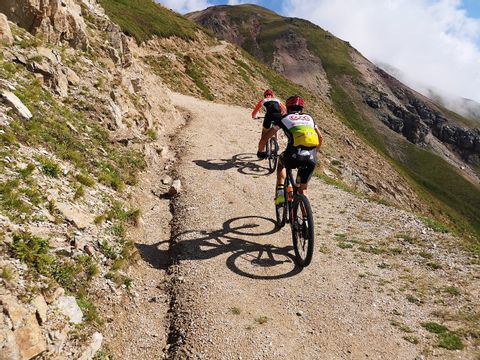 Zwei Mountainbikefahrer auf einem Trail in den Bergen