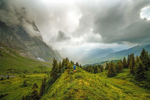 Wanderer auf der Grossen Scheidegg mit Blick nach Grindelwald