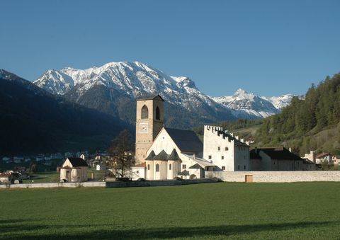 Das Kloster St. Johann in Müstair thront in einer Ebene zwischen hohen Bergen.