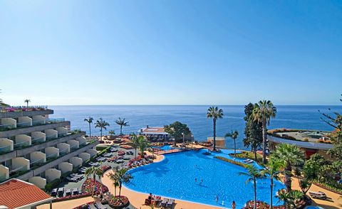 Hotel Pestana Carlton Funchal in Madeira mit wunderschönem Schwimmbad.