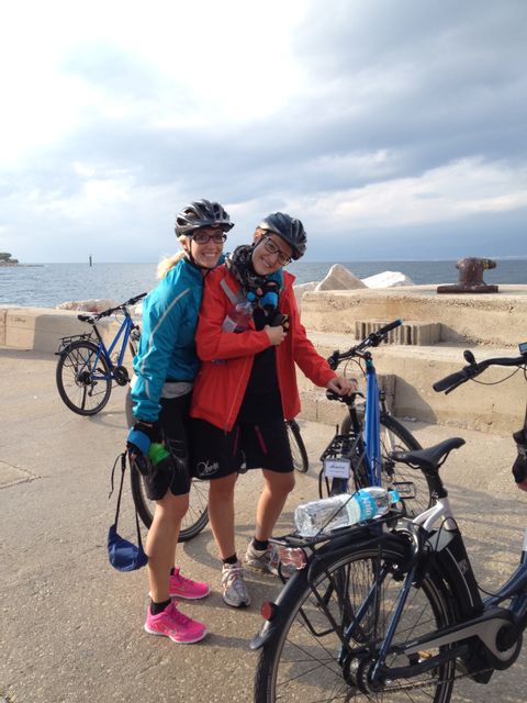 Zwei Radfahrerinnen am Ufer am sich auf den start vorzubereiten.