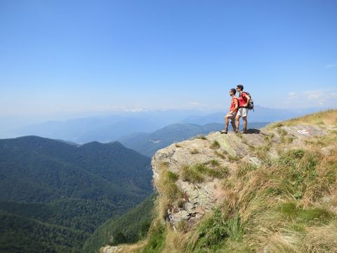Blick auf Mia Hofmann und Tom Kobler, die die Aussicht auf dem Monte Tamaro geniessen.