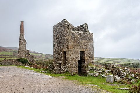 Une mine d'étain avec sa cheminée typique en Cornouailles.