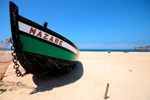 Fischerboot am Strand von Nazaré