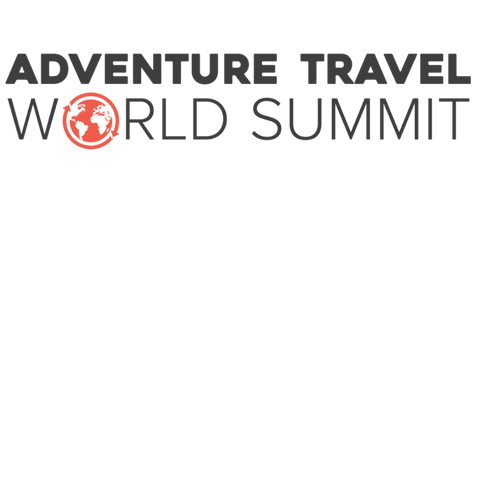 weisser Hintergrund. Logo in schwarer Schrift Adventure Travel World Summit, wobei das O im Wort World ein Erdball darstellt.