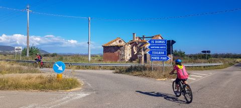 Zwei Velofahrer auf einer Verzweigung in Spanien,