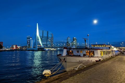 MS NORMANDIE in Rotterdam bei Nacht