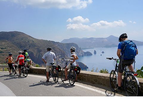 Radfahrer auf an der Küste Siziliens