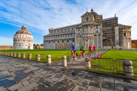 Radfahrer vor dem Dom von Pisa