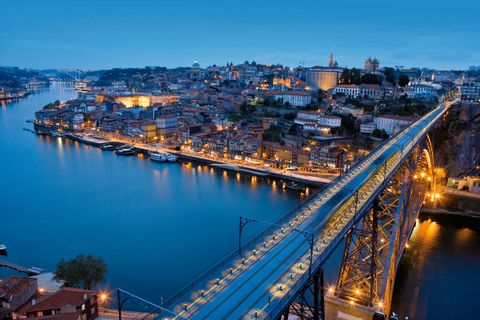 Blick auf Porto bei Nacht von oben