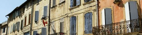 Panoramabild mit einem Ausschnitt der Fassaden in einem Provencer Dorf.