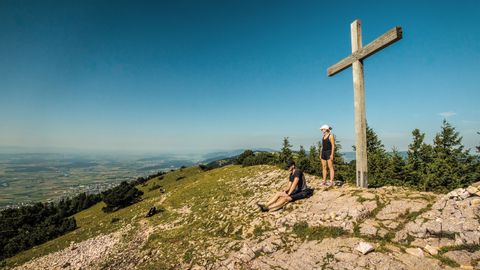 Aufstieg zum Gipfelkreuz Hasenmatt bei Selzach.