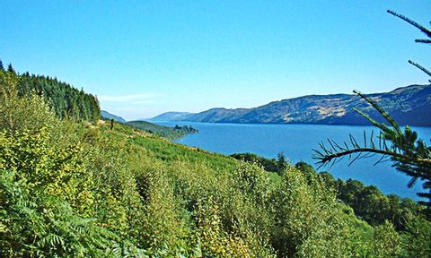 Ausblick auf das berühmte Loch Ness in Schottland.