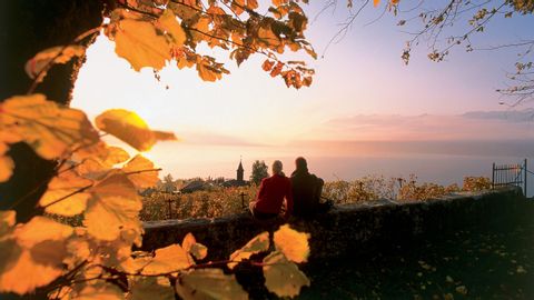 Coucher de soleil romantique entre Guggisberg et Lausanne. Chemin panoramique des Alpes. Vacances à pied avec Eurotrek