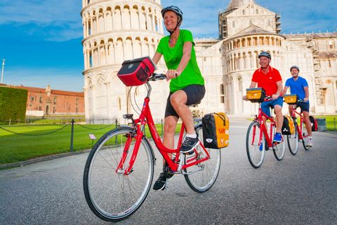 Radfahrer vor dem schiefen Turm von Pisa