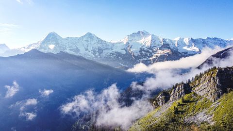 Vue dégagée sur l'Eiger, le Mönch et la Jungfrau.