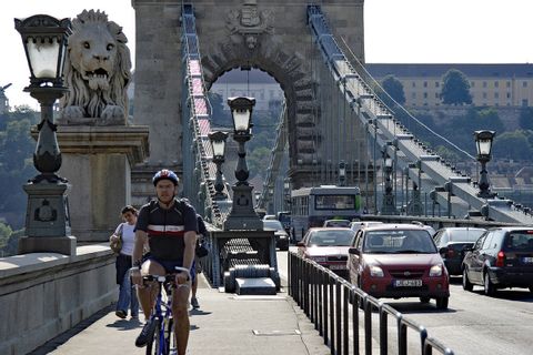 Radfahrer und Autos auf der Kettenbrücke in Budapest