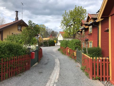Ein schmaler Fussweg schlängelt sich durch eine Siedlung in Schweden.