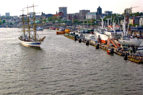 Segelschiff im Hafen von Hamburg