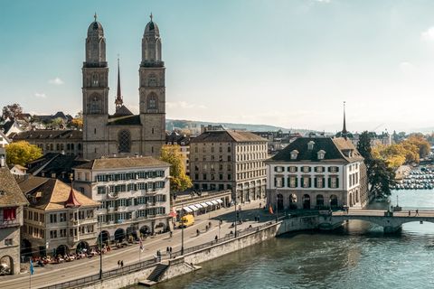 Grossmünster in Zürich gleich am Wasser gelegen.